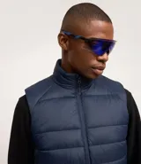 Chaleco masculino deportivo tipo puffer, color negro, con cuello alto, gajos acolchados y cierre delantero con cremallera.