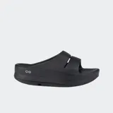 Sandalias de plataforma OOFOS modelo OOmega, color negro, con diseño de recuperación activa y tecnología OOfoam™ que proporciona amortiguación adicional.