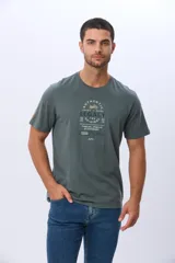 Remera T-shirt de algodón color gris oscuro con estampado frontal de estilo vintage con una motocicleta, texto "Authentic Legacy The Original" y "NYC".