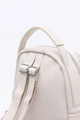 Mochila negra de cuero sintético texturizado, con doble compartimento principal con cierre metálico, bolsillos laterales y manija superior. Incluye correas regulables.