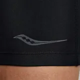 Calza corta de running Saucony Fortify negra, de tiro medio y corte ajustado, con bolsillos laterales en los muslos y detalles reflectantes.