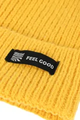 Gorro de lana tejido color lila con etiqueta negra con logo en el frente.