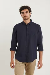 Camisa de manga larga con cuello abotonado y bolsillo frontal, confeccionada en una mezcla de algodón y lino.