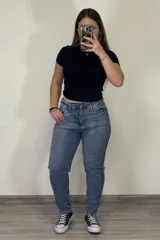 Pantalón jean mom celeste de tiro alto, corte holgado y tobillos ajustados.