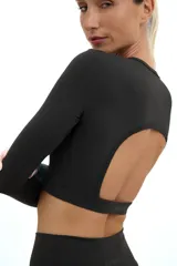 Top deportivo manga larga color gris oscuro, de escote redondo y espalda abierta.