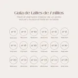 Anillo de compromiso en oro blanco de 18k con un brillante central montado en garras.