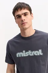 Remera de algodón color beige, de manga corta y cuello redondo, con logo estampado en el pecho en tono morado.