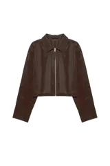 Campera corta de efecto cuero color marrón, con cuello solapa, cierre frontal y diseño de estructura ligera.
