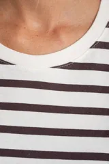 Remera de corte oversize con diseño de rayas horizontales, confeccionada en algodón lavado de textura suave y resistente.