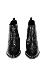 Botín negro de cuero charol con textura tipo cocodrilo, elásticos laterales, punta fina y taco cuadrado bajo.