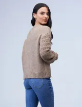 Buzo de lana color gris con mangas caladas.