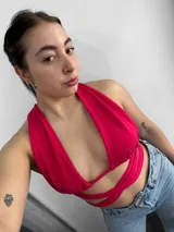 Top negro con escote halter y tiras cruzadas en el abdomen.