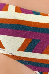 Bombacha de bikini tiro alto con faja ancha drapeada y diseño estampado geométrico multicolor en tonos beige, fucsia, naranja y verde.