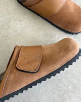 Sueco marrón de cuero vacuno con plantilla anatómica y empeine regulable.