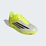 Championes de fútbol Adidas F50 League con tecnología Sprintplate 360, diseñados para terreno firme. Presentan un exterior Fiberskin en color amarillo neón con detalles en plateado y las icónicas tres tiras en negro con bordes rojos.