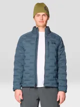 Campera técnica acolchada de plumón, color azul, con cierre frontal de dos vías, cuello alto, bolsillo en el pecho con cierre y bolsillos laterales. Presenta una construcción elástica tejida que permite mayor libertad de movimiento.