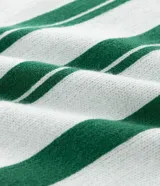 Remera de punto manga corta con diseño rayado vertical en color verde y blanco. Presenta cuello redondo, sisa desplazada y detalles gráficos tipo jersey de fútbol con el número 10 y el logo de la marca Reckless en el frente.
