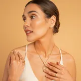 Anillo tipo alianza de oro 18k con engaste de circonias en la mitad superior.
