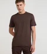 Remera deportiva de manga corta con cuello redondo, confeccionada en tejido técnico con tecnología Dry para mayor transpirabilidad y evaporación del sudor. Presenta un diseño básico con detalles reflectantes.
