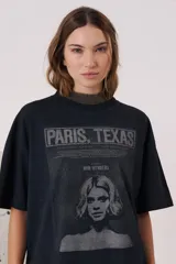 Remera de algodón con cuello redondo y mangas cortas, de calce relajado. Presenta una estampa frontal gráfica inspirada en la película Paris, Texas.