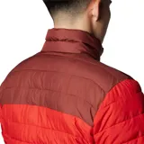 Campera acolchada de hombre con diseño bicolor en tonos rojo y bordó. Cuenta con cierre frontal completo, cuello alto con protección de barbilla, bolsillos laterales con cierre y puños elásticos. Presenta tecnología termorreflectante y aislamiento sintético para mayor retención de calor.