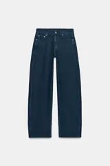 Jeans de tiro medio de la colección Zara Woman Collection, con diseño curved straight y efecto estampado en tono azul oscuro. Presentan cinco bolsillos, trabillas en la cintura y cierre frontal con cremallera y botón metálico.