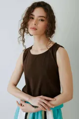 Musculosa de algodón color marrón, de corte recto y escote redondo.