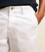 Bermuda de sarga color blanco, de corte recto y diseño básico con bolsillos laterales y traseros.