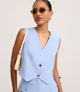 Chaleco slim color marrón, confeccionado en crepé, con escote en V y abotonado frontal.