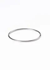 Pulsera rígida tipo esclava de acero quirúrgico plateado, caña redonda de 3mm de ancho y 67mm de diámetro.