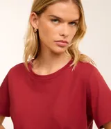Remera básica de cuello redondo y manga corta, confeccionada en algodón peruano de alta calidad. Presenta un diseño liso y versátil, ideal para uso diario.