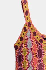 Vestido largo de punto con diseño geométrico multicolor, escote redondo, tirantes anchos y bajo con flecos.