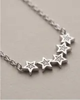 Collar de acero plateado con cadena eslabonada y dije central compuesto por cinco pequeñas estrellas con incrustaciones de circonias.