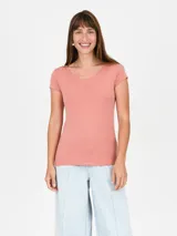 Remera de manga corta, cuello redondo y calce al cuerpo, color beige jaspeado.