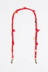 Cadena para lentes de tela estampada con diseño paisley en tonos rojos y blancos, con detalles de cuentas doradas, negras y de madera.