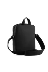 Morral Puma Buzz Portable color rosado, con correa ajustable para el hombro y logo en relieve.
