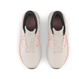 Championes de running New Balance modelo EVOZ, color rosa claro con detalles en rosa y verde.