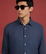 Camisa de lino puro color marrón, modelo comfort de manga larga, con cuello inglés y cierre frontal de botones.