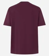 Blusa de manga corta confeccionada en algodón pima, con cuello redondo y diseño liso. Presenta un corte clásico con el bajo delantero ligeramente más largo que el posterior.