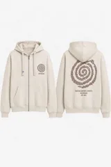 Campera canguro de felpa color beige con cierre frontal completo, capucha con cordón ajustable y bolsillos tipo canguro. Presenta un pequeño estampado en el pecho y un diseño gráfico en espiral con texto en la espalda.