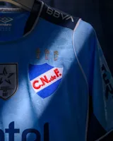 Camiseta de fútbol Umbro del Club Nacional de Football, edición especial de color celeste con detalles en azul marino y blanco. Incluye el escudo del club bordado con tres copas arriba, logo de Umbro, y sponsors BBVA y Antel.