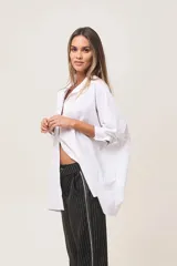 Camisa blanca amplia de poplin con mangas largas entalladas.