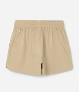 Short color beige de sarga de algodón, con cintura elástica, lazo ajustable y bolsillos laterales. Corte holgado.