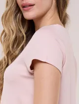 Remera celeste de manga corta, con cuello redondo y detalle calado en el rib del escote, de corte recto y ajuste cómodo.