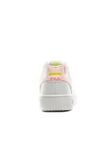 Championes deportivos Fila ACD Classic para mujer, de color blanco, con capellada sintética perforada en la puntera, cordones tono sobre tono y suela de goma con la marca grabada en el lateral.