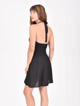 Monoprenda corta negra con estampado animal print en tonos blanco y marrón. Diseño con escote halter y espalda descubierta.