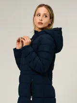 Campera tipo puffer de largo medio, color azul marino, con capucha ajustable mediante cordones, cierre frontal de cremallera y dos bolsillos laterales con cierre. Presenta un diseño acolchado horizontal y logo de la marca en el pecho.