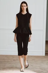 Top negro de manga sisa de Zara Woman Collection, confeccionado en mezcla de algodón, con cuello redondo y bajo acabado en peplum fruncido.
