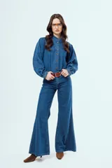 Pantalón wide leg de denim azul con tiro alto y bolsillos funcionales.