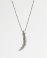 Collar de acero italiano con cadena de eslabones tipo veneciana y dije en forma de colmillo con detalles grabados.